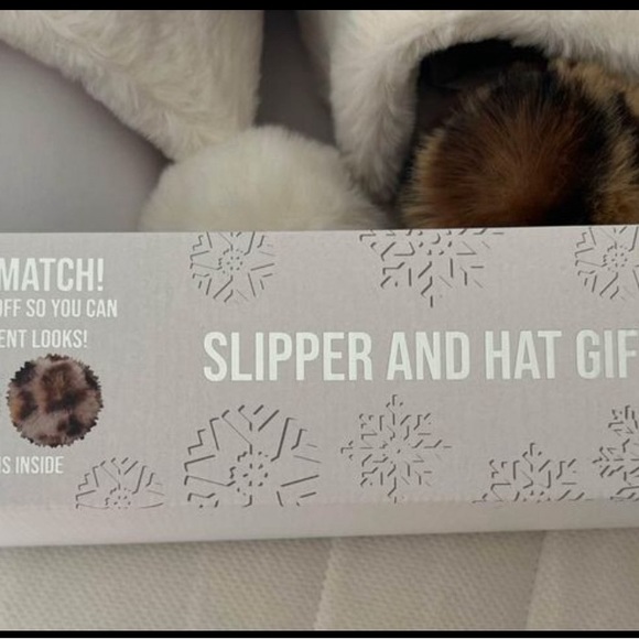 Slipper and Hat Gift Set - Picture 2 of 6